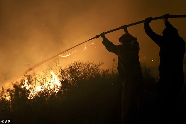 Neue Ausbrüche von Waldbränden wurden ausgelöst und andere brachen erneut aus, nachdem der Wind aus den Gebirgszügen des Punilla-Tals stärker wurde