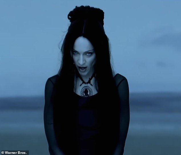 Zeitlos: Die 26-jährige Künstlerin teilte den Clip am Dienstag auf Instagram und YouTube und verriet, dass er vom „zeitlosen“ Video ihrer Mutter, 65, zum Song „Frozen“ aus dem Jahr 1998 inspiriert wurde;  Madonna in einem Standbild aus „Frozen“.
