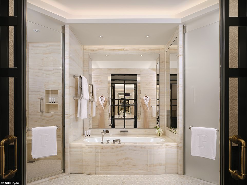 Jedes Zimmer im The Peninsula verfügt über „exquisite Onyx-Badezimmer mit über den Wasserhähnen eingebauten Fernsehern“.