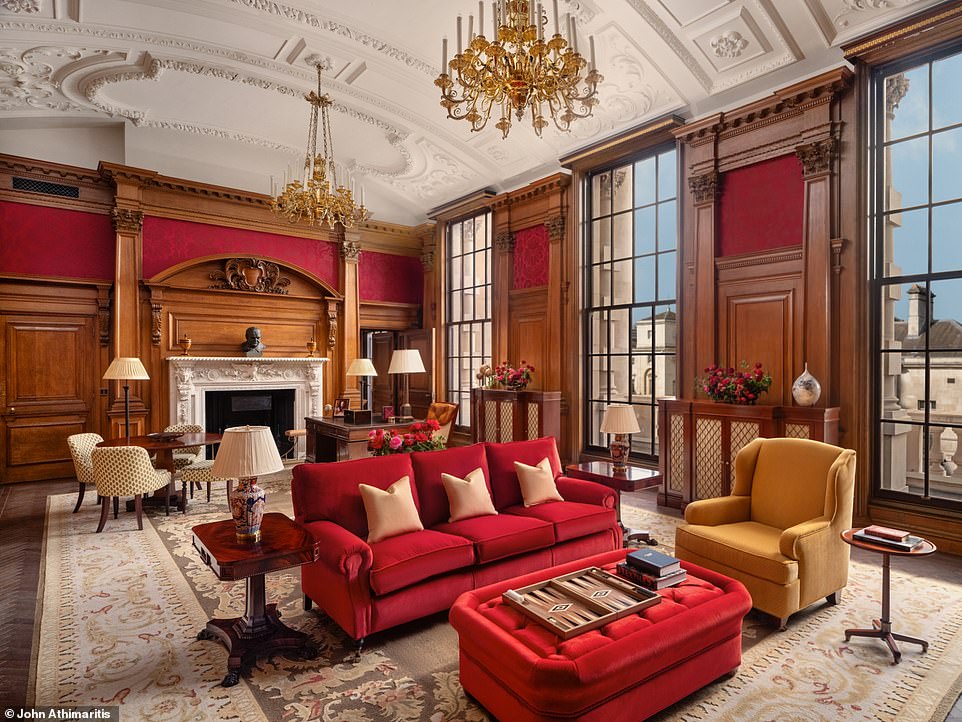 Das wohl beste der 120 Zimmer im Raffles London ist die Haldane Suite (oben) mit einer Büste von Churchill auf dem Kaminsims