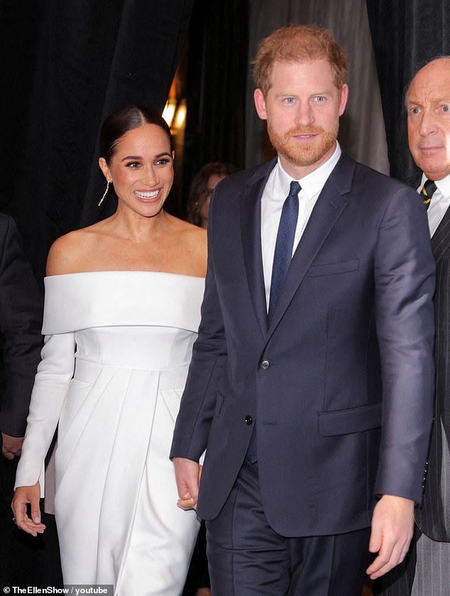 Als sie und Prinz Harry 2022 bei den Kennedy Ripple of Hope Awards geehrt wurden, trug Meghan ein elegantes, weißes, schulterfreies Kleid, das von Louis Vuitton maßgeschneidert wurde