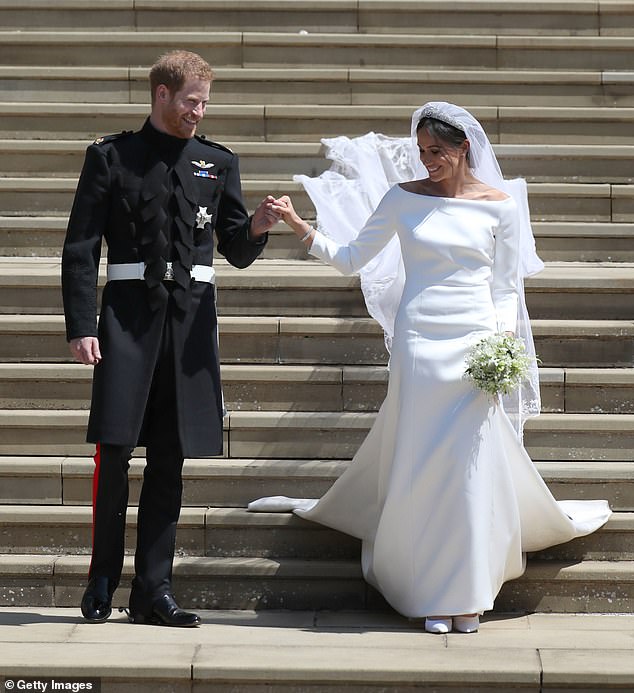 An ihrem Hochzeitstag mit Prinz Harry im Mai 2018 trug die Herzogin von Sussex in einer Zeremonie, die von Millionen auf der ganzen Welt verfolgt wurde, ein langärmliges Hochzeitskleid mit U-Boot-Ausschnitt, das von Claire Waight Keller entworfen wurde