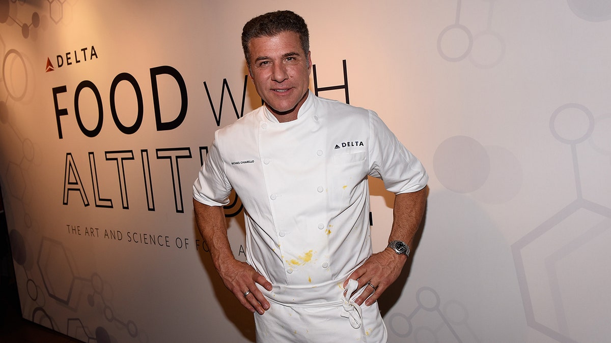 Michael Chiarello mit den Händen in den Hüften in weißer Kochkleidung