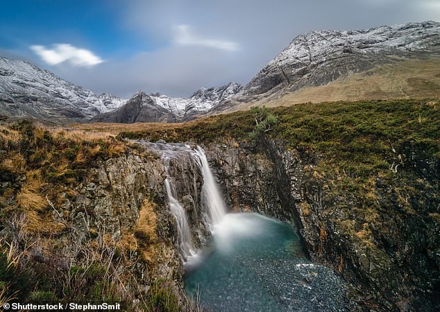 Oben ist der Fairy Pools-Wasserfall zu sehen, der laut Jonathan ein „Muss“ für Skye-Besucher ist