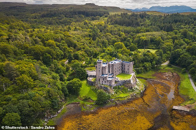 Jonathan erkundet Dunvegan Castle (oben), den „Sitz des Clans MacLeod, dessen Geschichte bis ins 13. Jahrhundert zurückreicht, als ein Mann namens Leod einen Großteil von Skye besaß“.