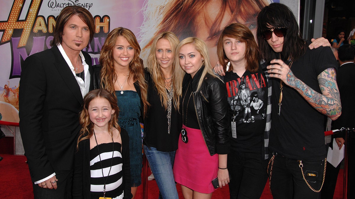 Billy Ray und 5 seiner 6 Kinder auf dem roten Teppich "Hannah Montana" Filmpremiere
