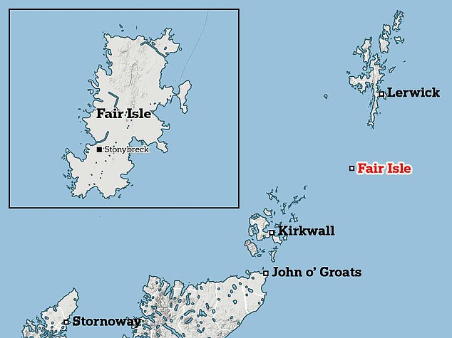 Die Insel kann mit einer zweieinhalbstündigen Fährfahrt oder einem 25-minütigen Flug von Shetland aus erreicht werden