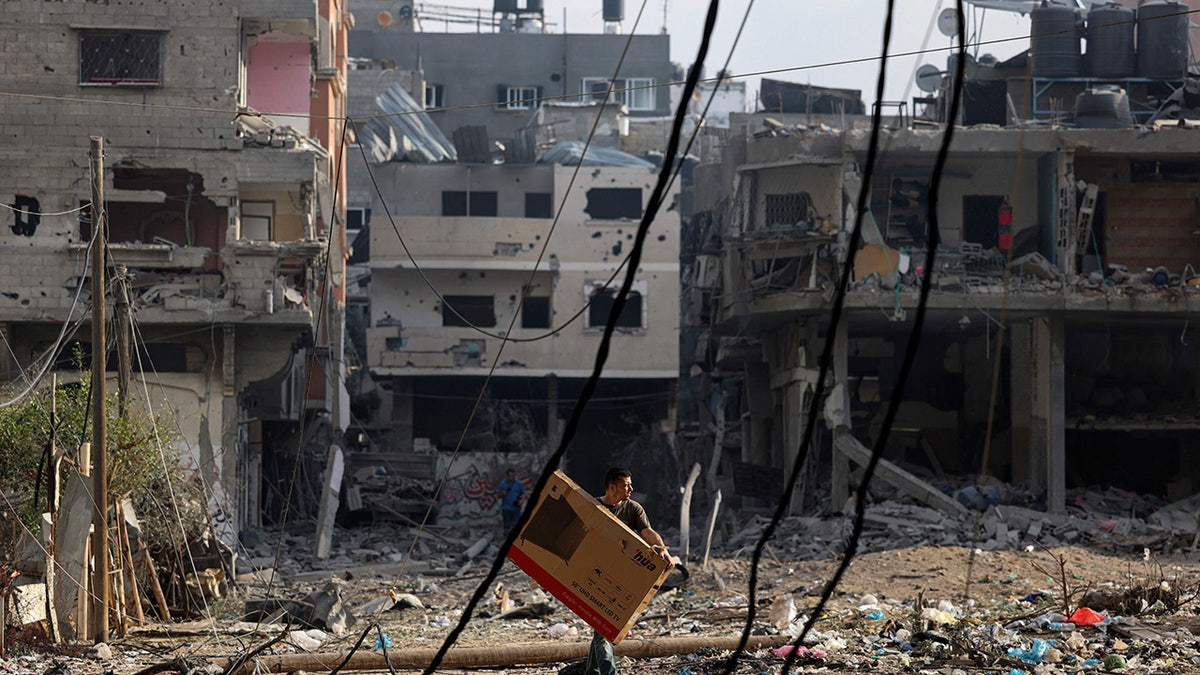 Gaza-Gebäude inmitten von Trümmern auf dem Boden bombardiert
