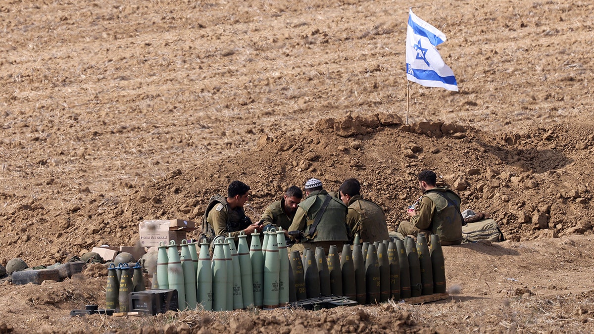 Israelische Soldaten in der Nähe von Munition nahe der Grenze zu Gaza
