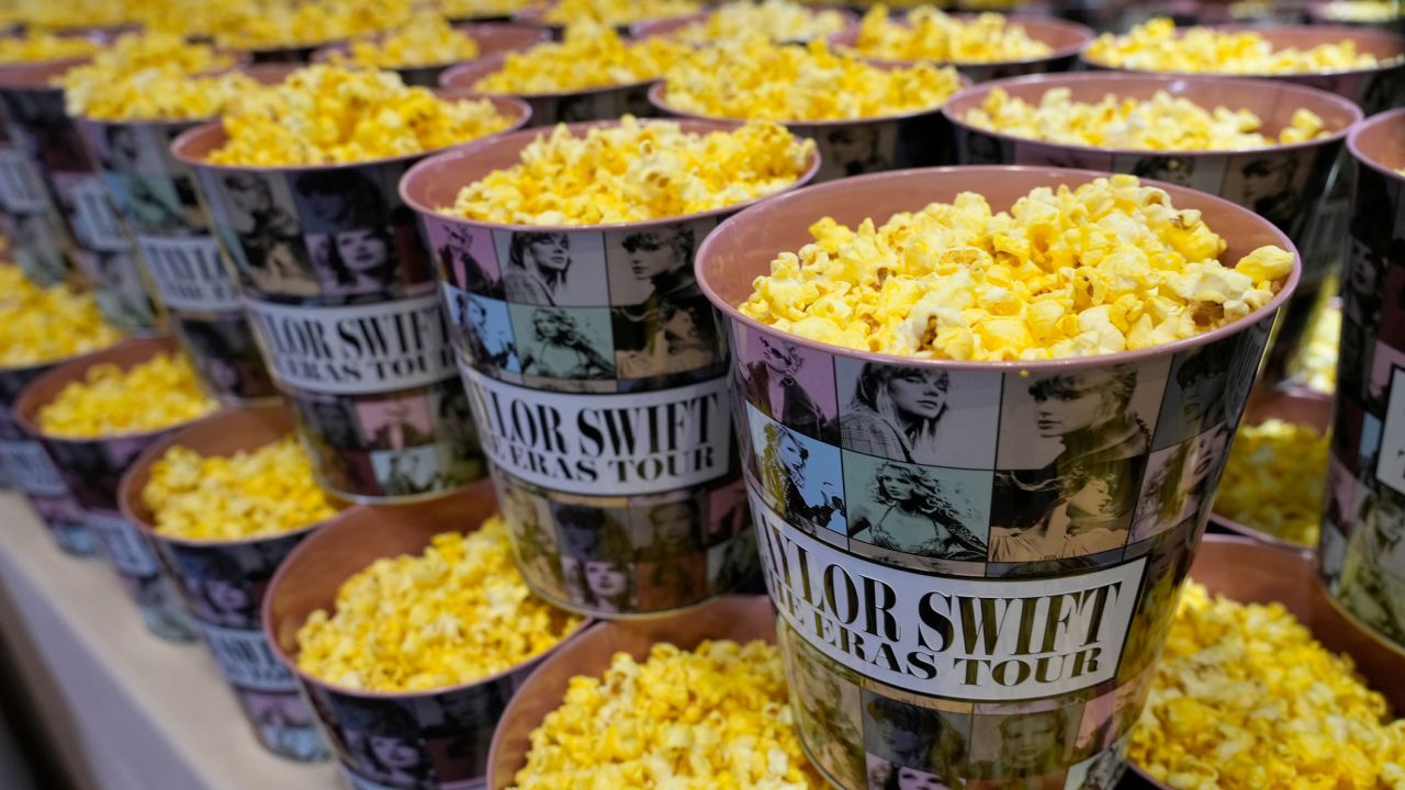 Bei der Premiere wird Popcorn in dekorativen Behältern gezeigt.