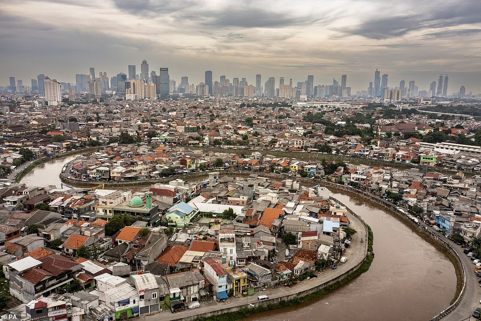 „Der tote Fluss“, er verschmutzte den Fluss Ciliwung, der sich durch die indonesische Hauptstadt Jakarta schlängelt, von Joan de la Malla aus Spanien