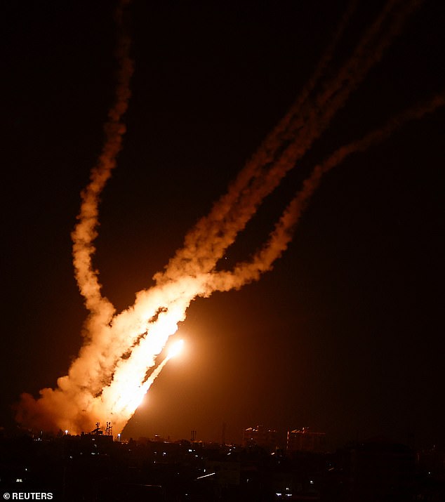 Am Samstagabend, dem 7. Oktober, werden Raketen aus Gaza auf Israel abgefeuert