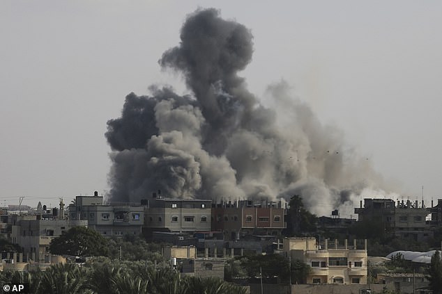 Rauch steigt am Dienstag von einer Explosion auf, die durch israelische Luftangriffe an der Grenze zwischen Ägypten und Rafah im Gazastreifen verursacht wurde