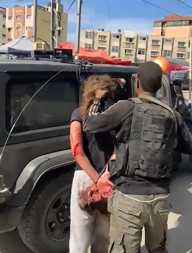 Man sieht, wie eine israelische Frau von einem Terroristen in ein Auto gezwungen wird, bevor sie in den Gazastreifen gebracht wird