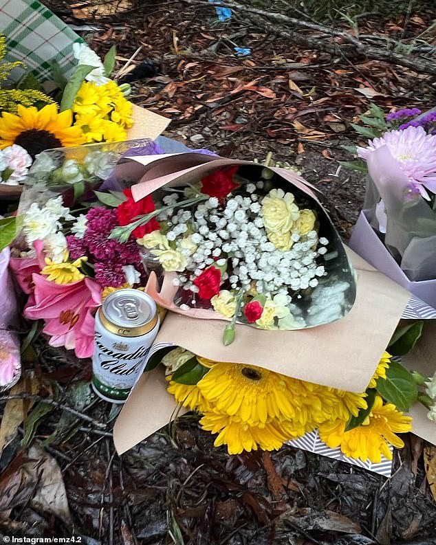 Cohns Tod im vergangenen November löste eine Flut von Ehrungen aus.  Auf dem Bild sind Blumen zu sehen, die Freunde am Unfallort hinterlassen haben