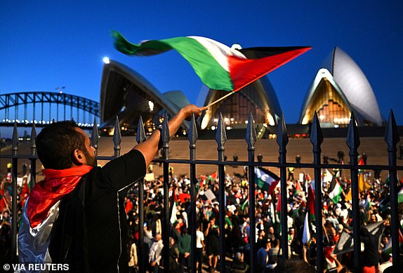 Participants of a pro-Palestinian rally react outside the Sydney Opera House in Sydney, October 9, 2023. AAP Image/Dean Lewins via REUTERS  ATTENTION EDITORS - THIS IMAGE WAS PROVIDED BY A THIRD PARTY. NO RESALES. NO ARCHIVE. AUSTRALIA OUT. NEW ZEALAND OUT 12617309