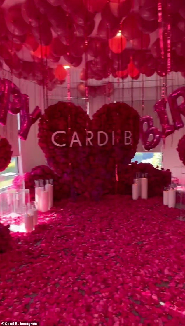 Wow: Cardi hat ein Video geteilt, in dem sie die mit Blütenblättern übersäte Treppe hinuntersteigt und den Boden eines ganzen Raumes voller Blütenblätter, ein riesiges Blumenherz und eine Decke aus rosa Luftballons vorfindet