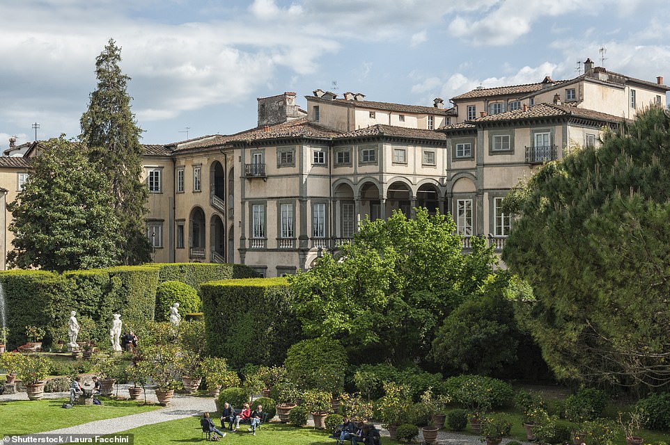 Während ihres Aufenthalts in Lucca erkundeten Ysenda und ihr Mann die Gärten des Palazzo Pfanner (Bild oben).