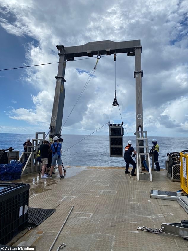 Die Forscher durchsuchten im Juni den Meeresboden vor der Küste Neuguineas und fanden während der Expedition etwa 700 winzige Metallkügelchen. Die 57 analysierten Kügelchen enthielten Zusammensetzungen, von denen nicht bekannt ist, dass sie in unserem Sonnensystem vorkommen