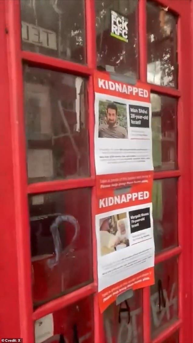 Ein schockierendes Video zeigt, wie zwei Frauen Plakate mit unschuldigen Zivilisten, die von Terroristen als Geiseln genommen wurden, abreißen, kurz nachdem sie im Norden Londons angebracht wurden