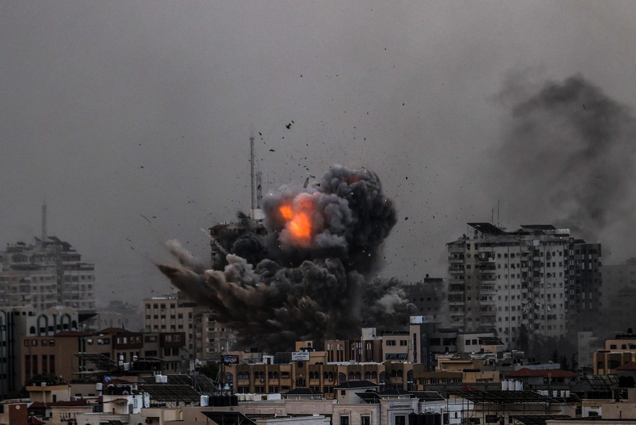 Bild von Rauch, der über den Gebäuden aufsteigt, während die israelischen Luftangriffe im Stadtteil Al-Rimal in Gaza-Stadt andauern.