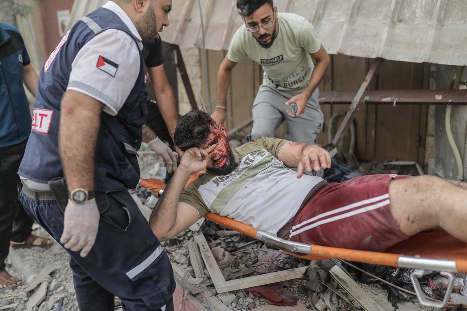 Bild eines verletzten Palästinensers, nachdem israelische Luftangriffe am 9. Oktober 2023 Gebäude in Gaza-Stadt, Gaza, zerstört haben. 