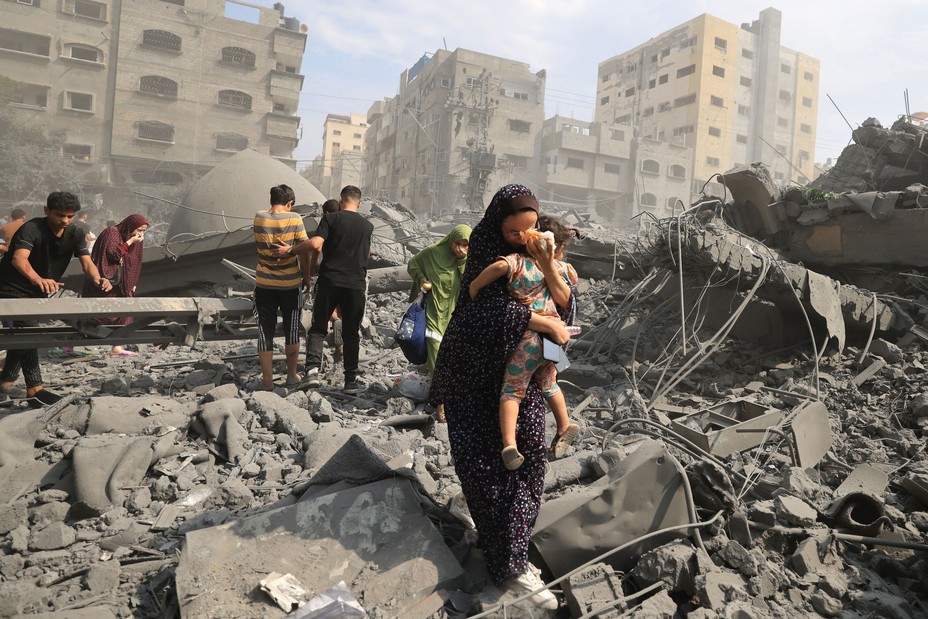 Bild von Palästinensern, die das Gebiet nach einem israelischen Luftangriff auf die Sousi-Moschee in Gaza-Stadt am 9. Oktober 2023 evakuieren. 