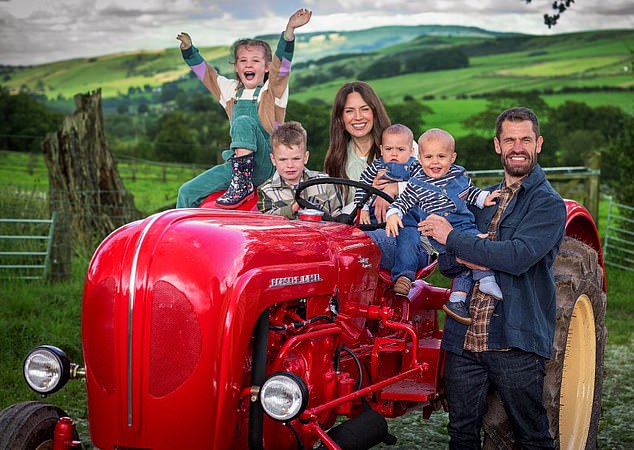 Kelvin Fletcher (im Bild mit seiner Familie), der 20 Jahre lang Andy Sugden in Emmerdale spielte und 2019 den Strictly-Glitzerball in die Höhe stemmte, und seine Schauspielerin, Ehefrau Liz, kauften eine 120 Hektar große Farm