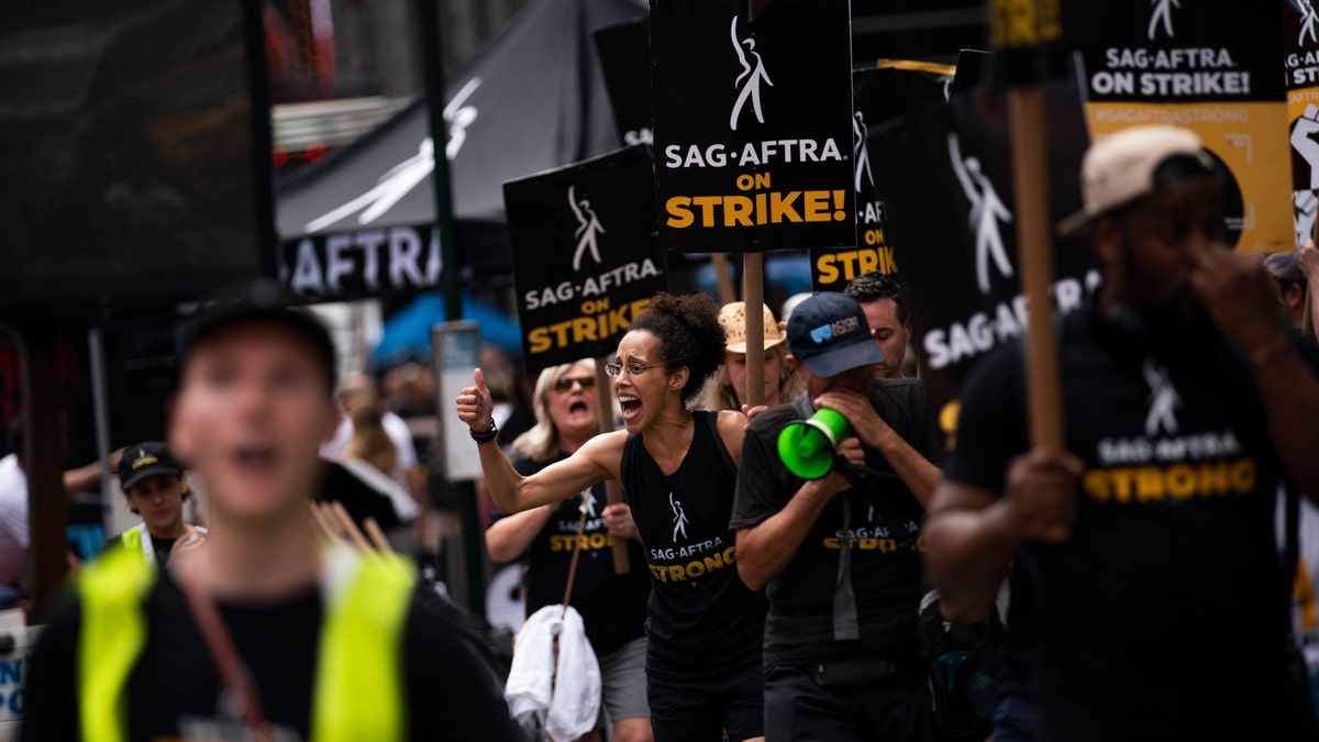 Demonstranten tragen SAG-AFTRA-Streikschilder