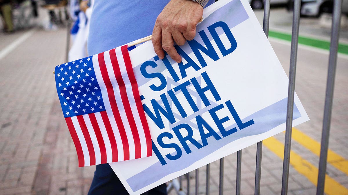Stehen Sie bei der Kundgebung Israels