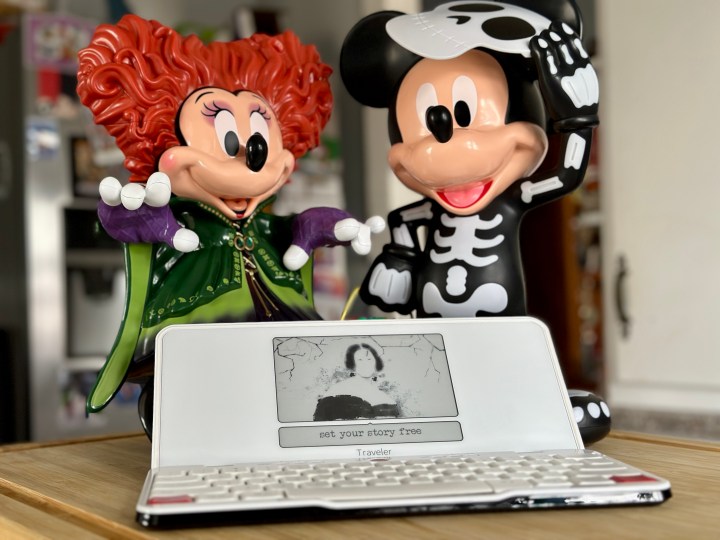 Freewrite Traveler im Bildschirmschoner mit Disney-Halloween-Figuren geöffnet.