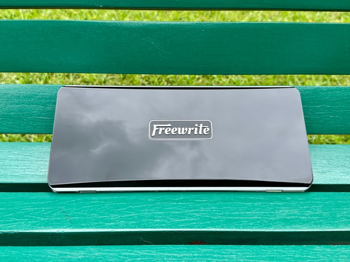 Freewrite Traveler schloss auf einer grünen Bank.