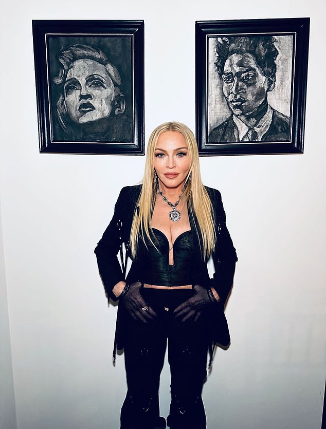Madonna steht neben Roccos Kunstwerk