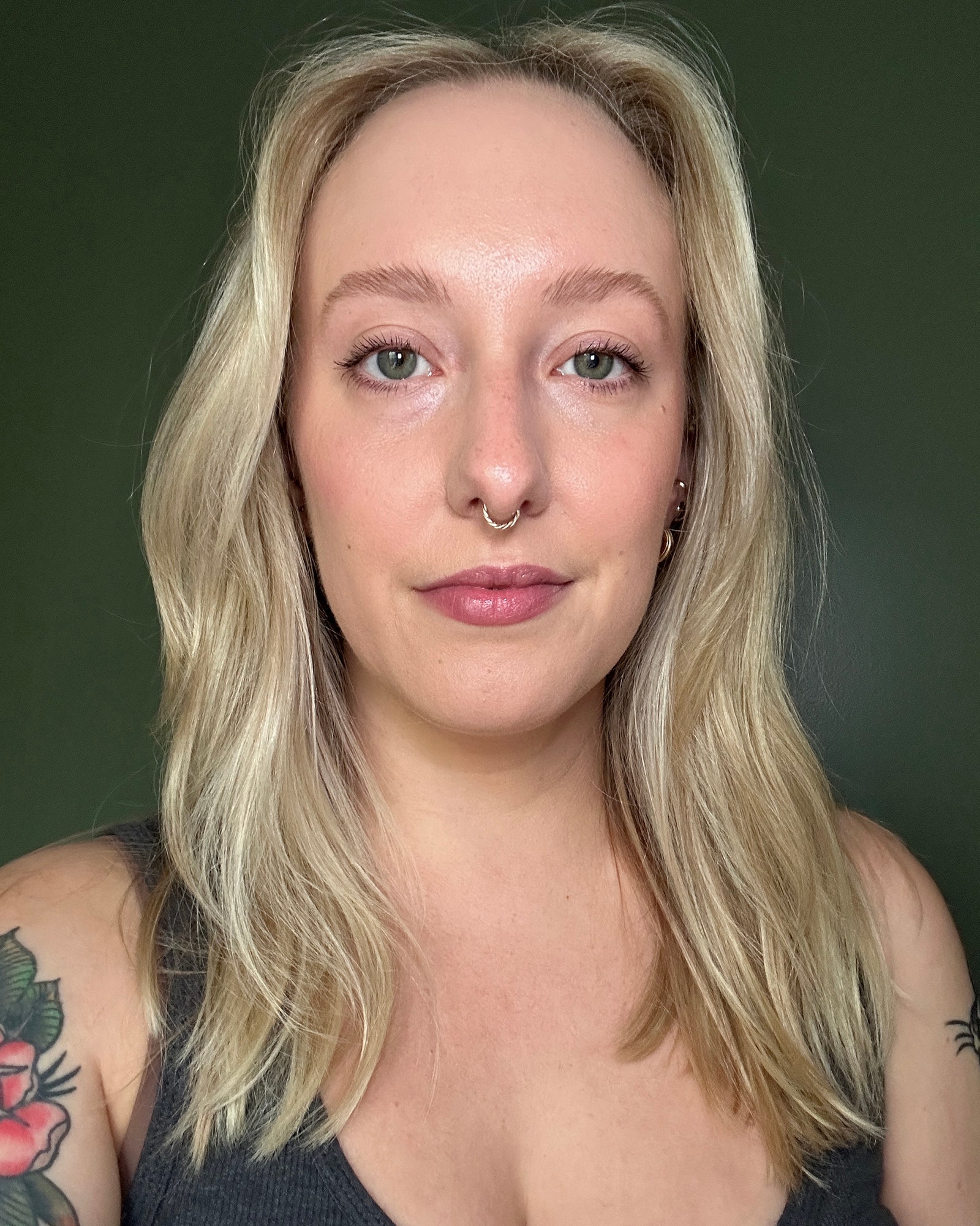 Selfie einer blonden Frau, die ein voll geschminktes Gesicht trägt, einschließlich Benefit-Flock-Up-Brauenwachs auf ihren Augenbrauen
