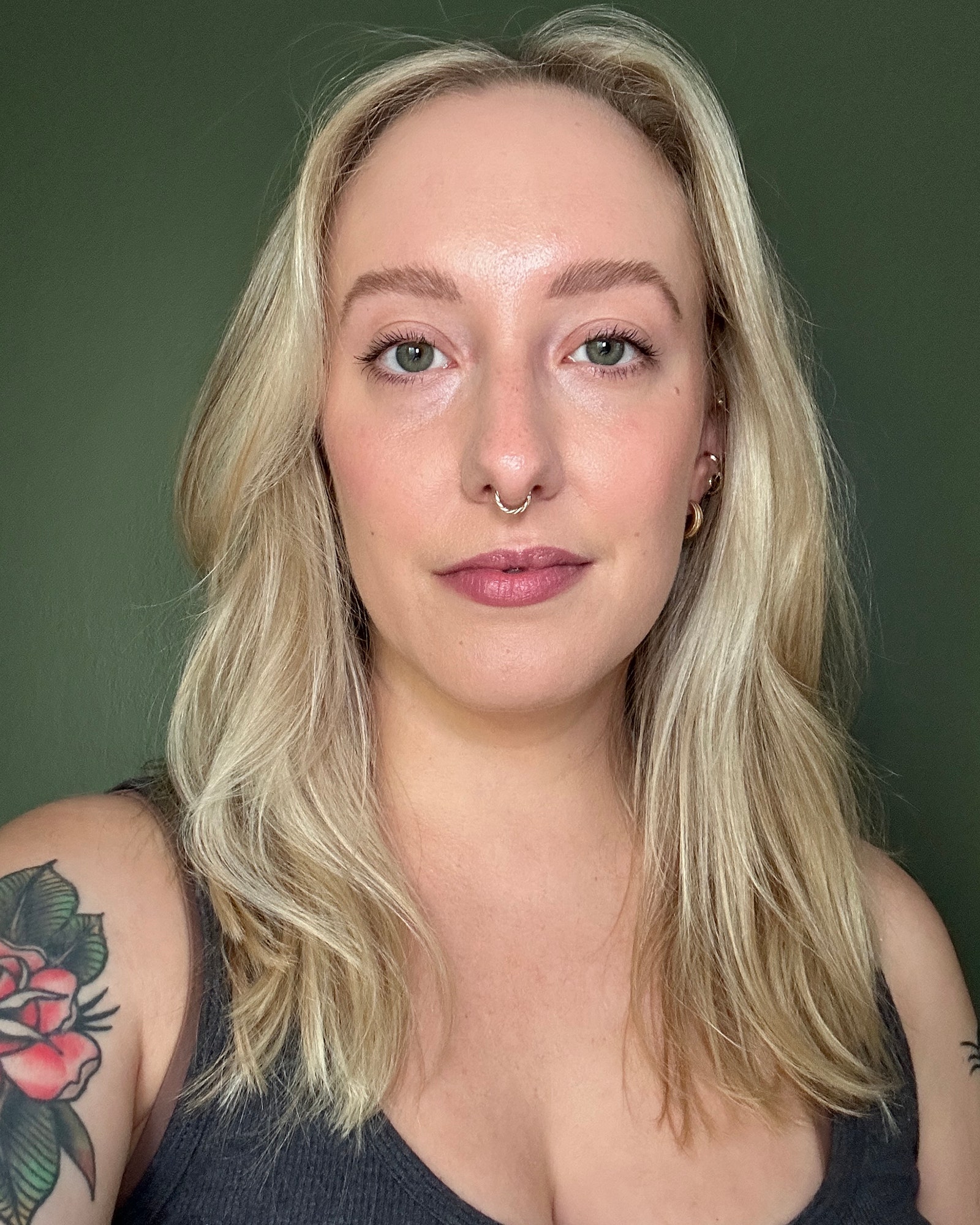 Selfie einer blonden Frau, die Benefit-Fluff-Up-Brauenwachs auf den Augenbrauen und ein voll geschminktes Gesicht trägt