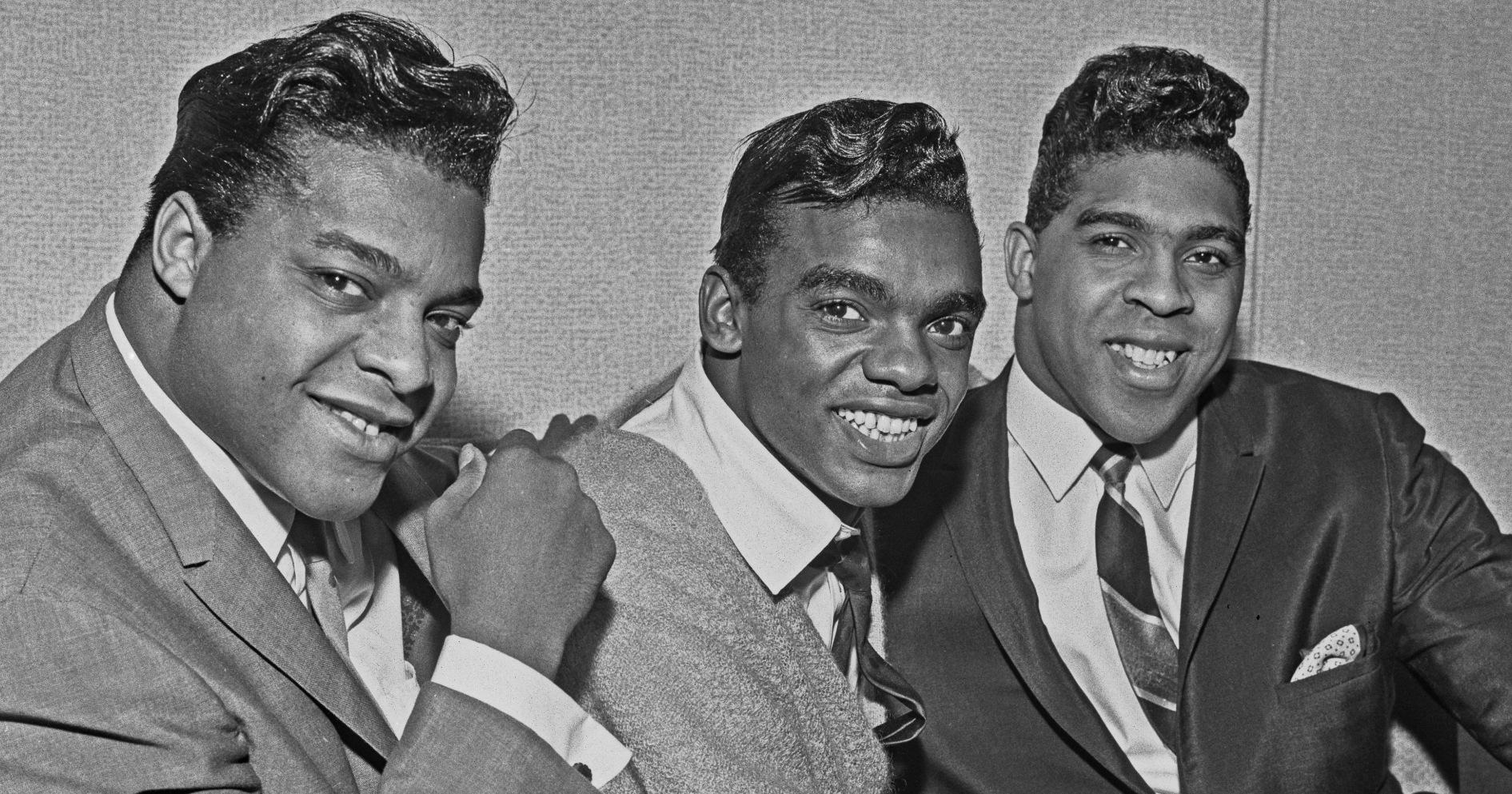 Amerikanisches Gesangstrio The Isley Brothers, Großbritannien, 24. Oktober 1964. Von links nach rechts sind es die Brüder O'Kelly Isley Jr., Ronald Isley und Rudolph Isley. 