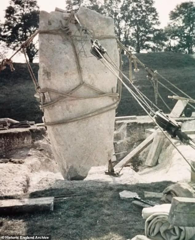 Neu digitalisierte Fotos zeigen, dass der alte Steinkreis in Avebury tatsächlich eine Restaurierung durch den sagenhaft reichen Marmeladenmagnaten Alexander Keiller ist, die in den 1930er Jahren durchgeführt wurde.  Oben arbeiten einige von Keillers Männern an einer Ausgrabung rund um einen unbekannten Stein im Henge von Avebury