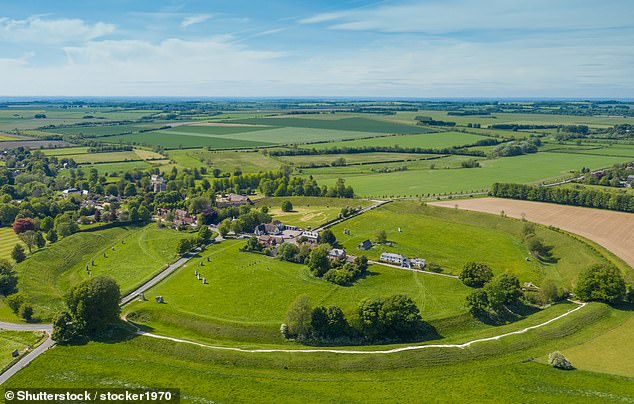 Die beiden Bilder oben zeigen das heutige Weltkulturerbe Avebury, das nur 17 Meilen nördlich von Stonehenge liegt und viel größer und älter ist als sein berühmter Nachbar