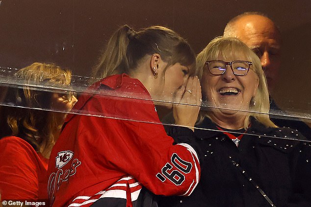 Anders als bei der LA-Premiere am Mittwoch besucht Swift selbst keinen der Orte der vorzeitigen Veröffentlichung – stattdessen feuert sie erneut den gutaussehenden neuen Freund und Kansas City Chiefs-Tight-End Travis Kelce bei seinem letzten Spiel gegen die Denver Broncos an.  (Im Bild: Swift am Donnerstag mit Travis‘ Mutter Donna).