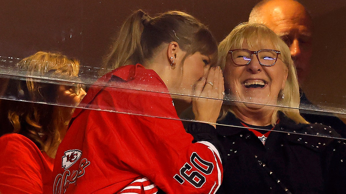 Taylor Swift und Donna Kelce flüstern vor dem Spiel