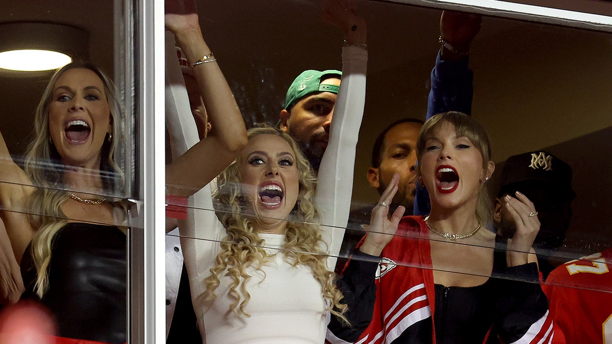 Taylor Swift und Brittany Mahomes feuern ein Fußballspiel an