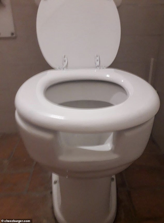 Huch: Eine andere Person hat eine Toilette mit einem seltsamen Raum unter dem Toilettensitz entdeckt, der beim Spülen unordentlich werden könnte