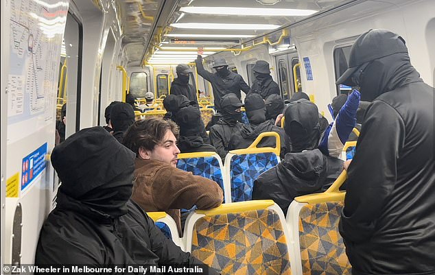 Im Zug verteilte die Gruppe rassistische Flugblätter, sang „Advance Australia Fair“ und eine weitere rassistische Pro-White-Power-Hymne