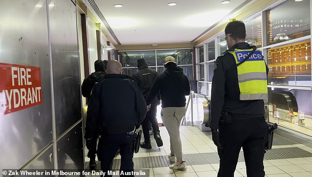 Die Polizei folgte der Gruppe in den Bahnhof Flinders Street, wo sie am frühen Morgen in einen Zug nach Werribee stieg