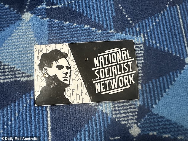 Im Zug versuchte die Gruppe, der kleinen Gruppe anderer Fahrgäste auf dem Heimweg „Visitenkarten“ des Nationalsozialistischen Netzwerks zu verteilen