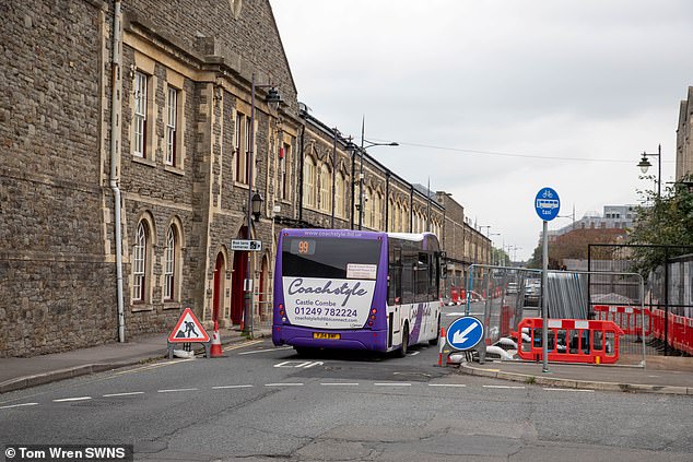 Ein großer lila Bus nutzt heute die Fahrspur, um zu seinem Ziel in der Stadt Swindon zu gelangen