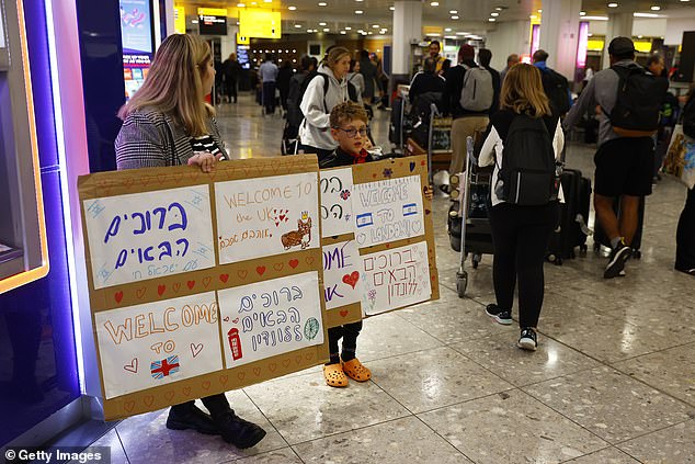 Australier wurden in London willkommen geheißen, nachdem sie den Rückführungsflug aus Tel Aviv bestiegen hatten