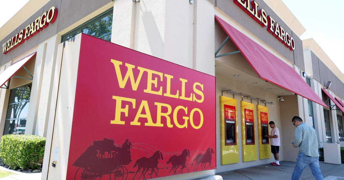 Kunden von Wells Fargo nutzen den Geldautomaten außerhalb der Bank.