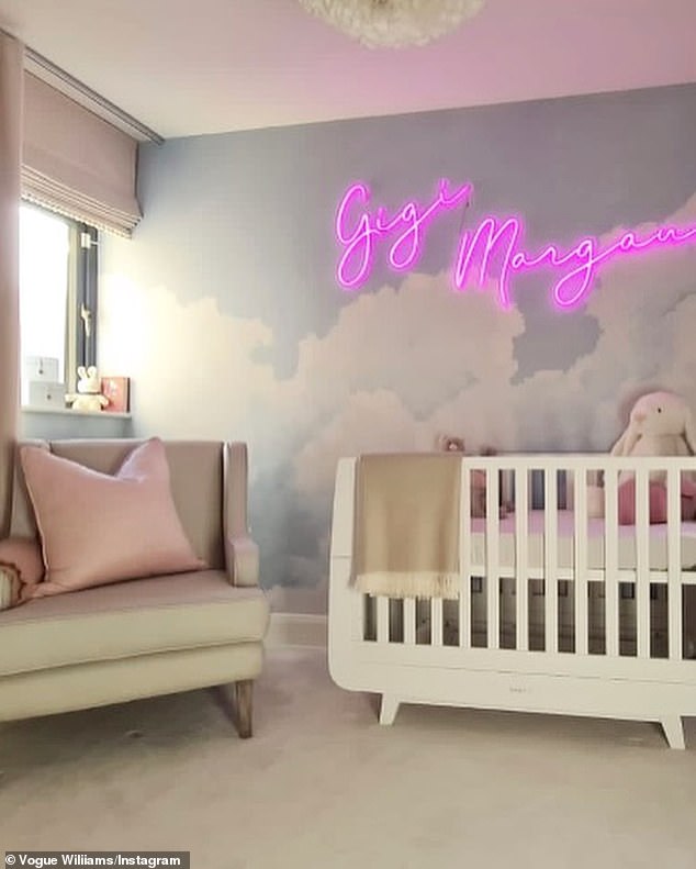 Inzwischen ist das Zimmer ihrer Tochter Gigi mit einer süßen, mit Wolken bedruckten Wand und ihrem Namen in Neonlichtern ausgestattet