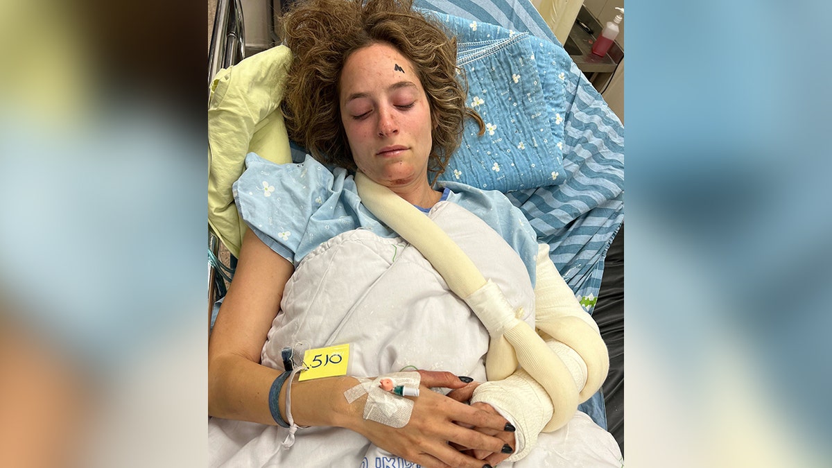 Noa Ben Artzi liegt mit geschlossenen Augen in einem Krankenhausbett